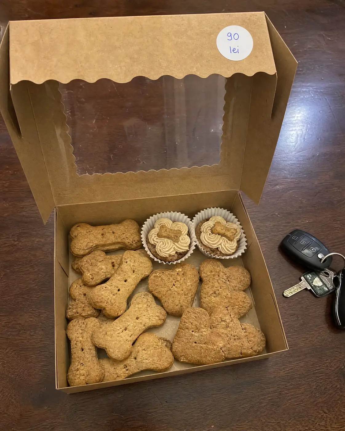 Cutii de biscuiți etichetate